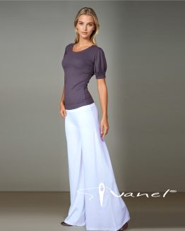 блуза с обемни къси ръкави в тъмно кафяво и пола панталон в бяло