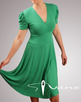 Разкроена рокля с деколте прегръдка и ефектни ръкави